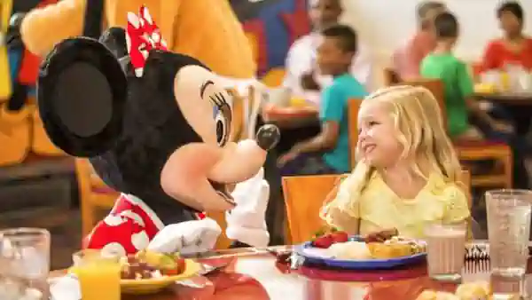 Minnie mouse en la mesa con una niña Orlando Disney
