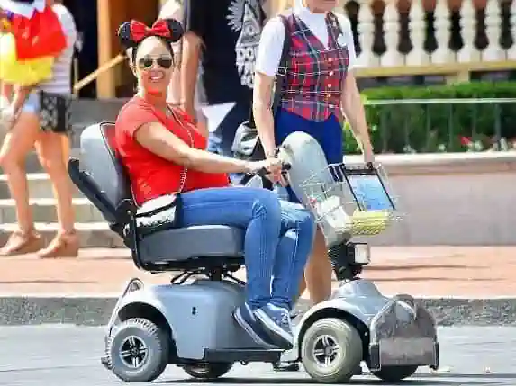 Mujer embarazada en scooter en Orlando Disney