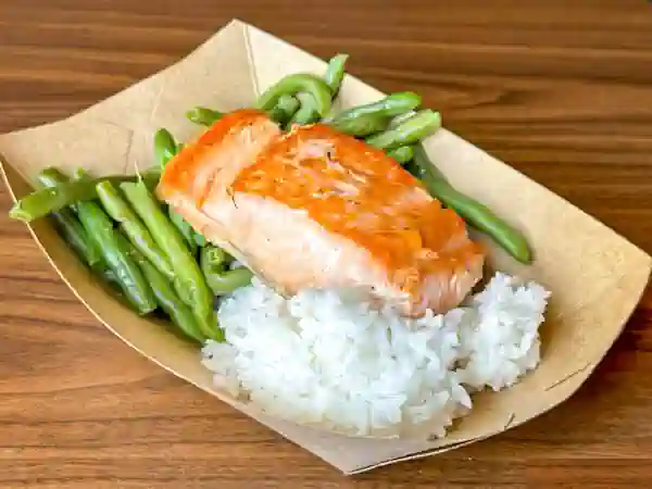 plato de salmon del columbia harbour house disney
