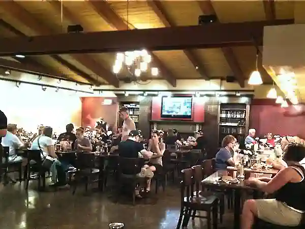 interior del earl of sanwich disney spring