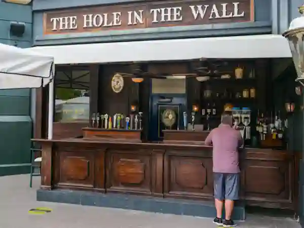 The Hole in the wall mostrador
