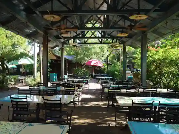 Mesas yak yeti local food cafe en animal kingdom