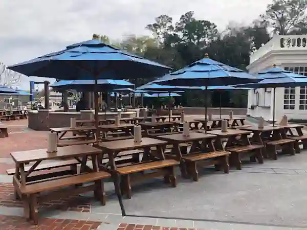 Mesas exteriores regal eagle smokehouse disney